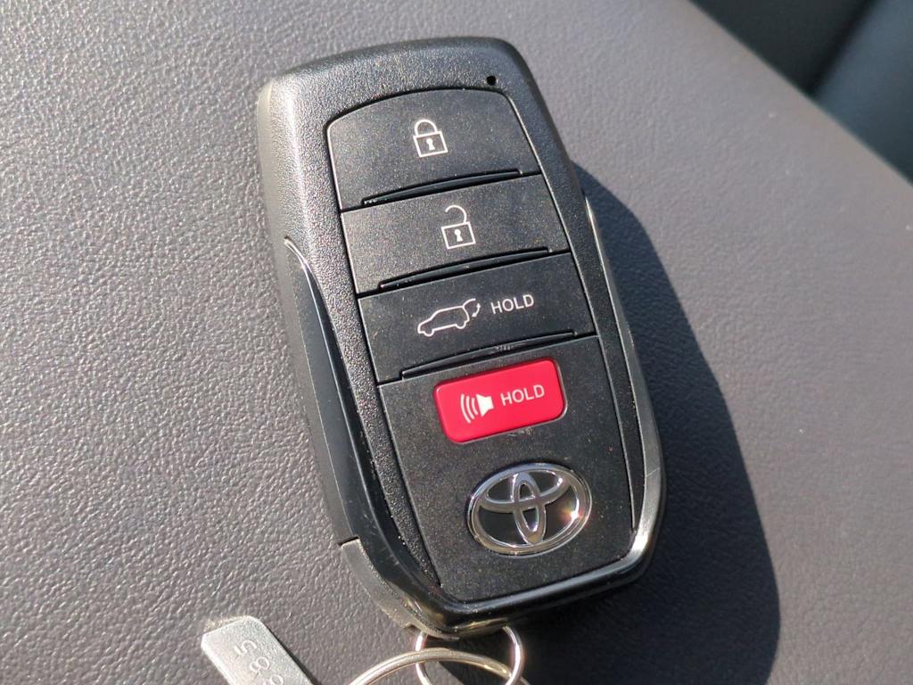 Thumbnail: 2026 Toyota Prius v - 17