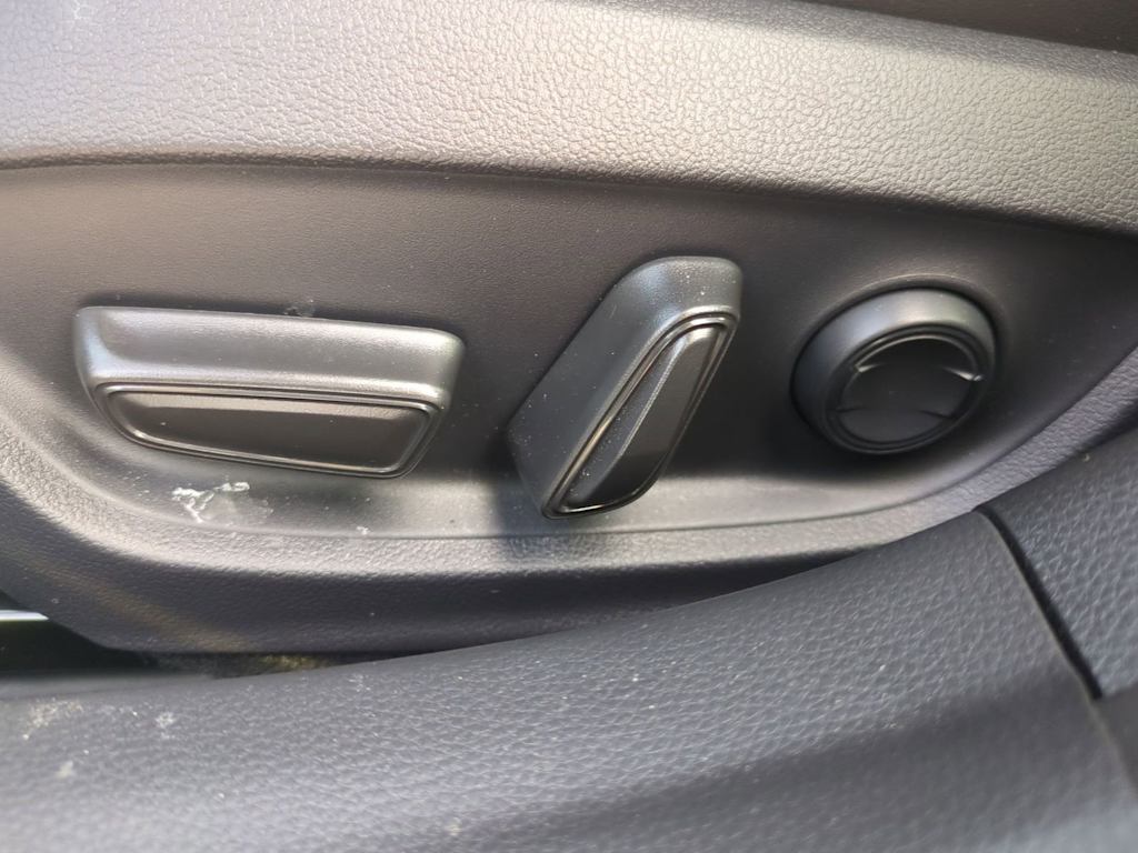 Thumbnail: 2026 Toyota Prius v - 25