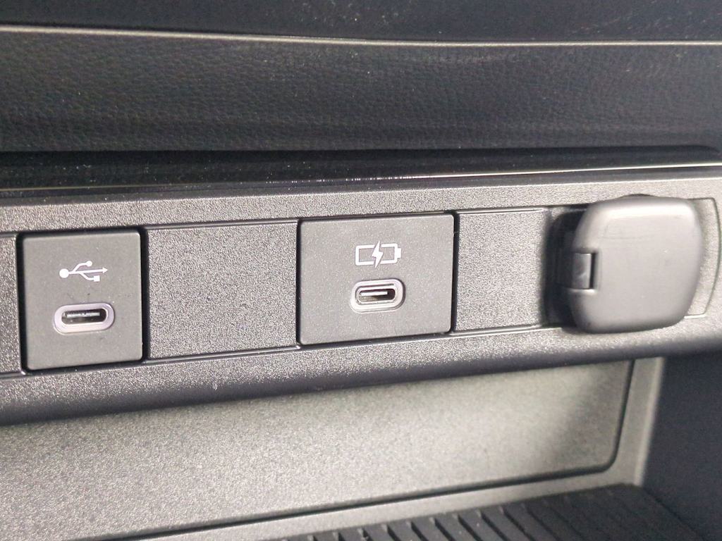 Thumbnail: 2026 Toyota Prius v - 36