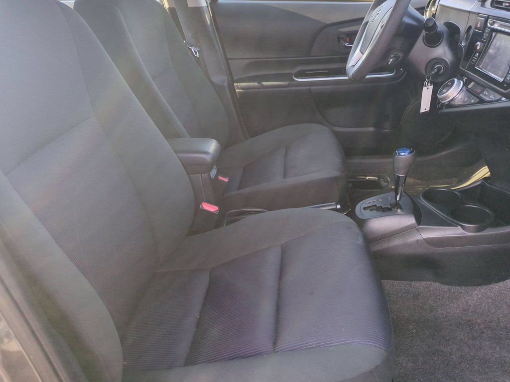 Thumbnail: 2015 Toyota Prius c - 11