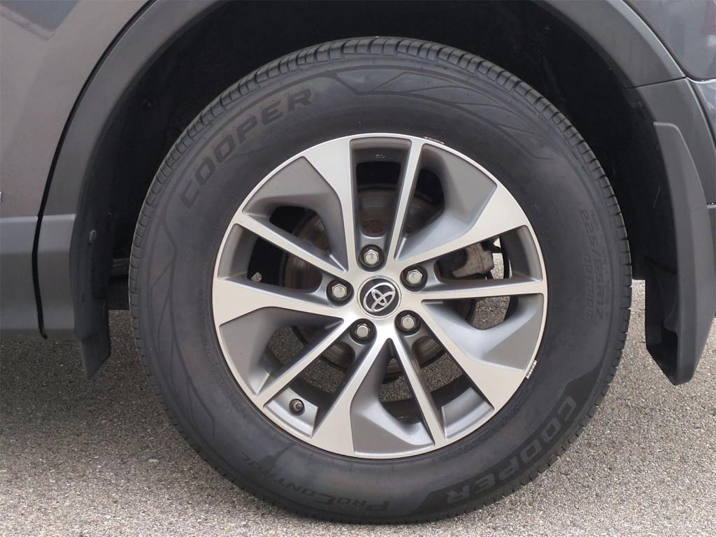 2018 Toyota RAV4 XLE 8