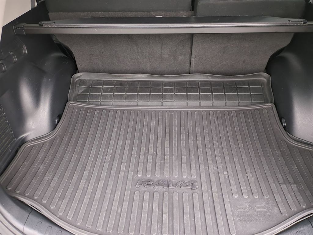 2018 Toyota RAV4 XLE 17