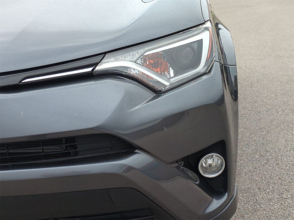 2018 Toyota RAV4 XLE 24