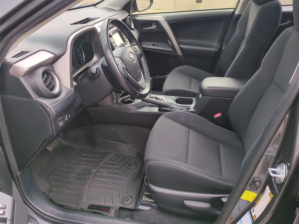 2018 Toyota RAV4 XLE 10