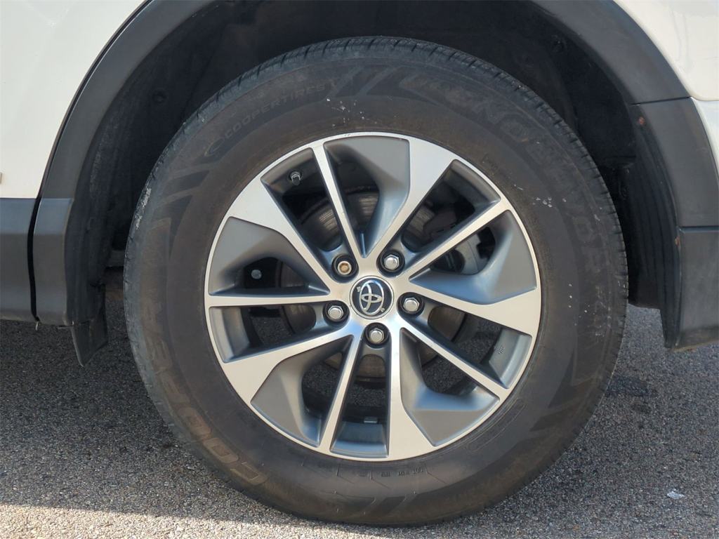 Thumbnail: 2018 Toyota RAV4 - 8