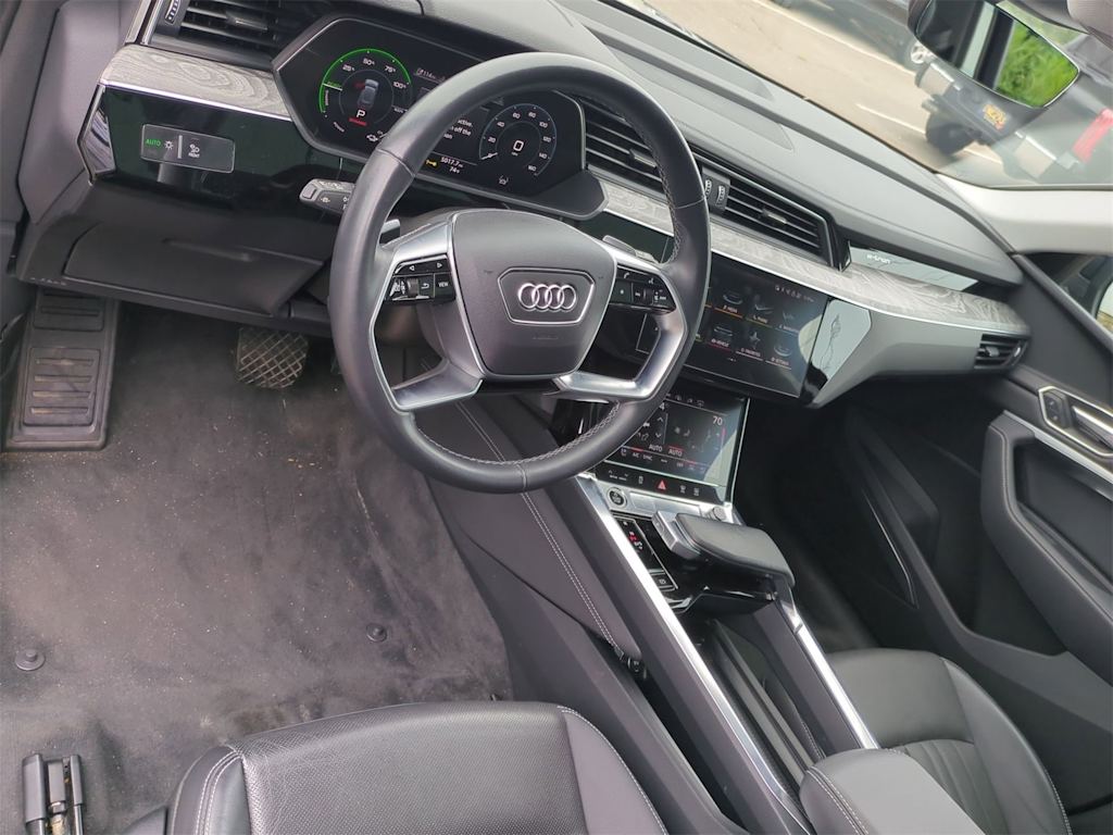 Thumbnail: 2022 Audi e-tron - 2
