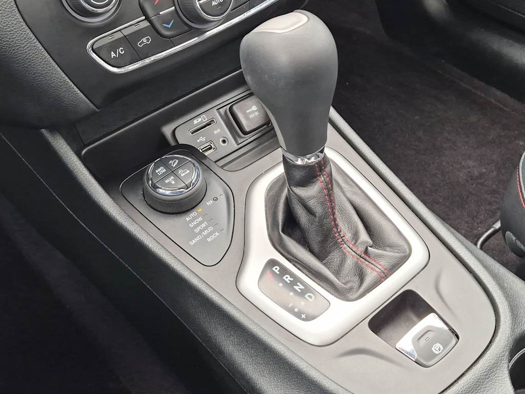 Thumbnail: 2016 Jeep Cherokee - 45