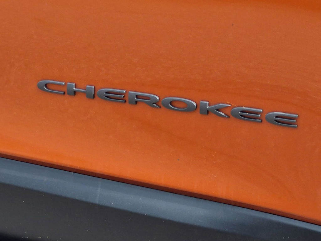 Thumbnail: 2016 Jeep Cherokee - 32