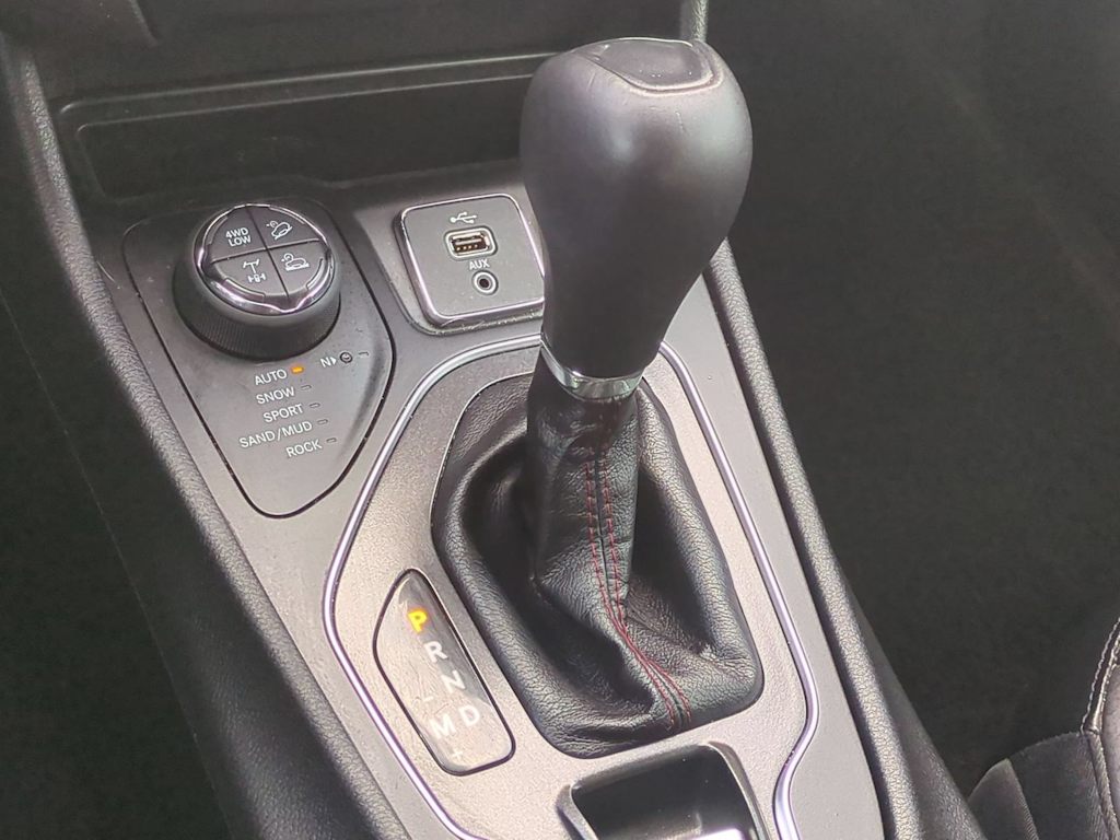 Thumbnail: 2019 Jeep Cherokee - 15