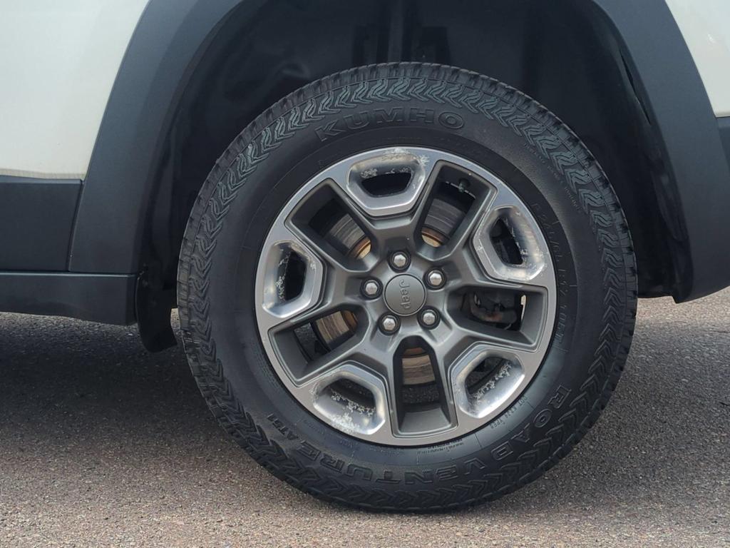 Thumbnail: 2019 Jeep Cherokee - 8