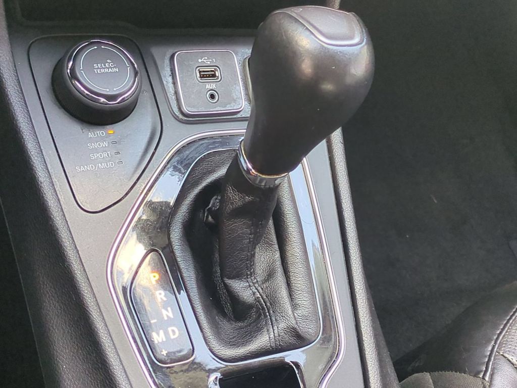 Thumbnail: 2019 Jeep Cherokee - 14
