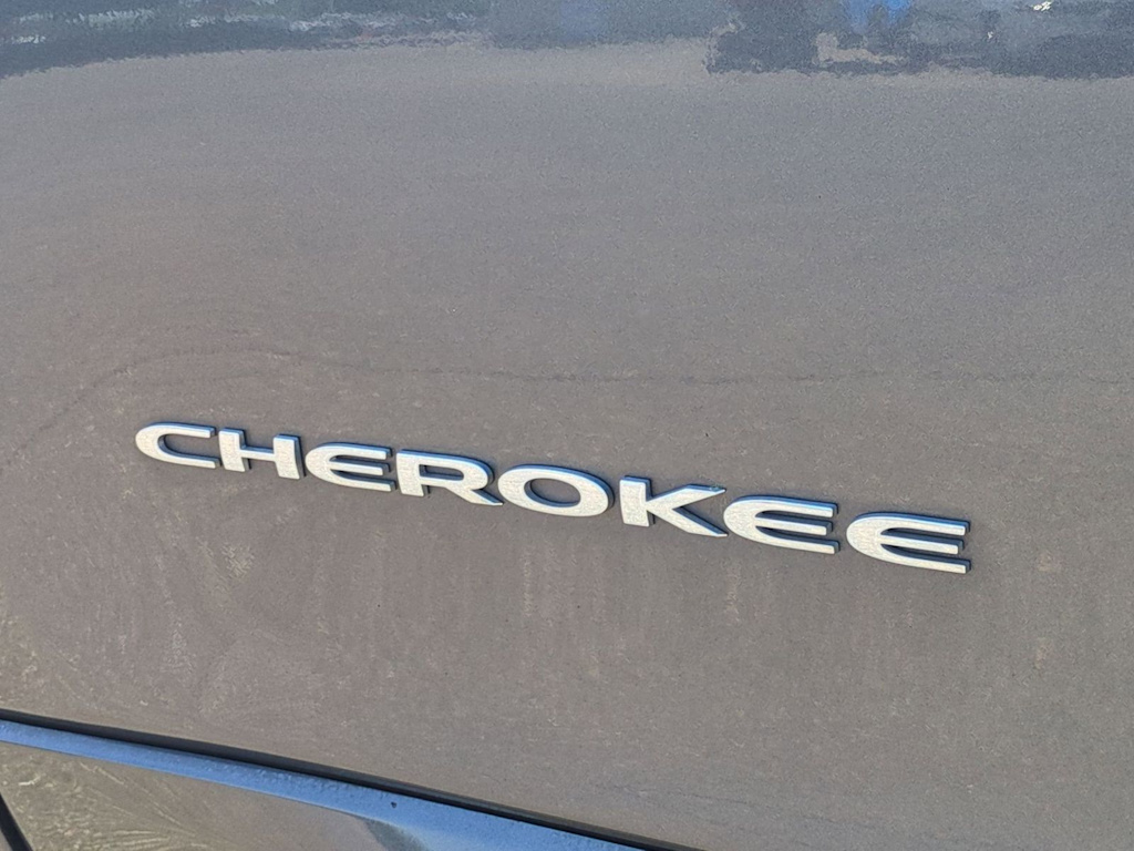 Thumbnail: 2018 Jeep Cherokee - 25