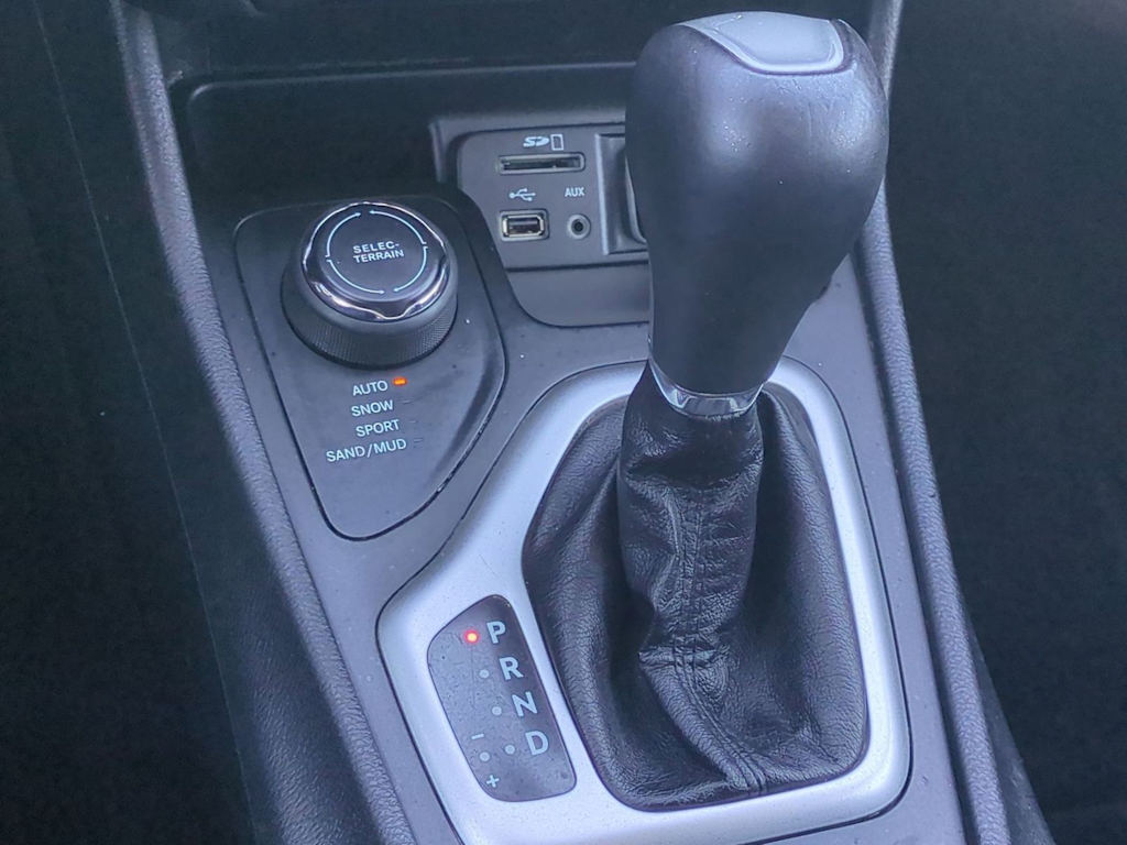 Thumbnail: 2018 Jeep Cherokee - 15