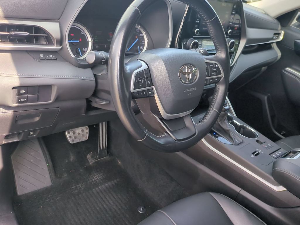 Thumbnail: 2022 Toyota Highlander - 2