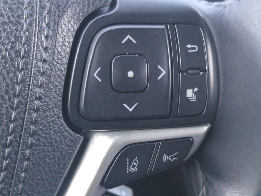 Thumbnail: 2018 Toyota Highlander - 32