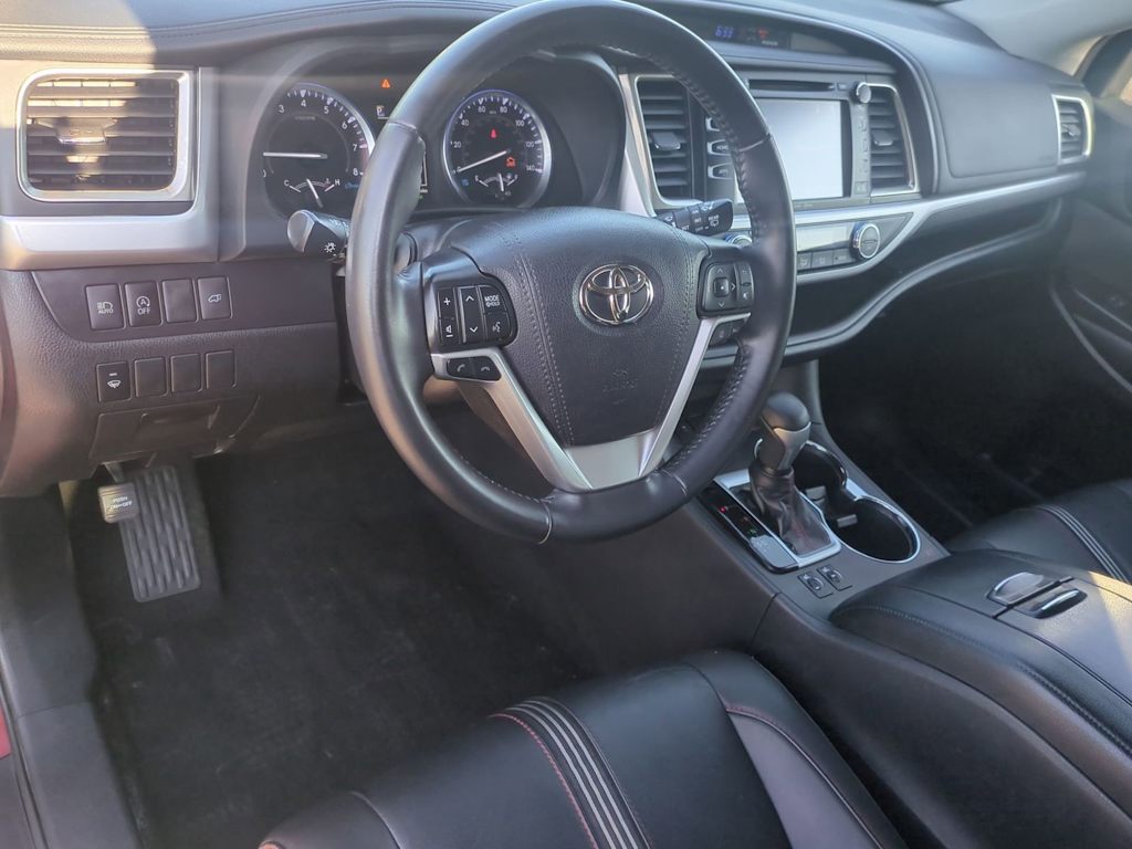 Thumbnail: 2019 Toyota Highlander - 2