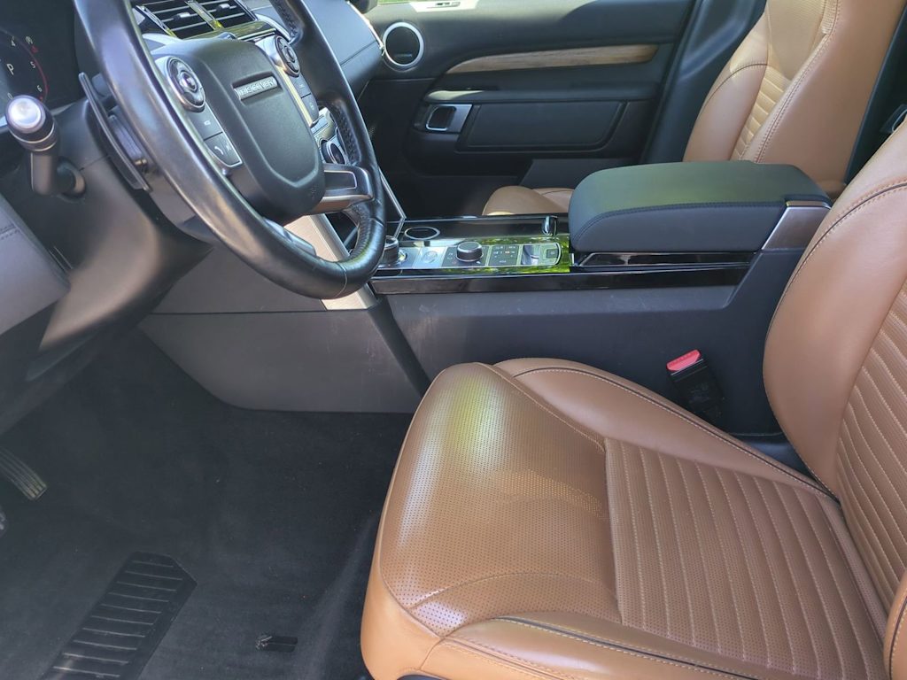 Thumbnail: 2018 Land Rover Discovery - 10