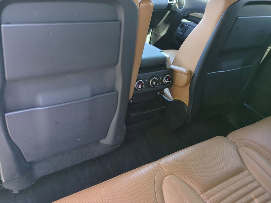 Thumbnail: 2018 Land Rover Discovery - 25