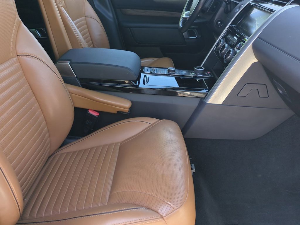 Thumbnail: 2018 Land Rover Discovery - 11
