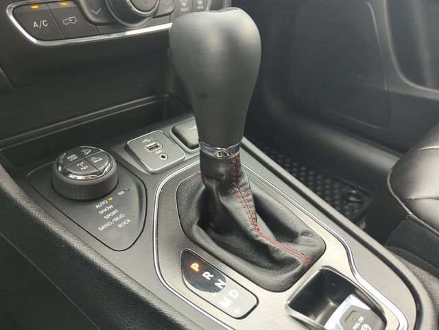 Thumbnail: 2019 Jeep Cherokee - 34