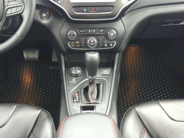 Thumbnail: 2019 Jeep Cherokee - 15