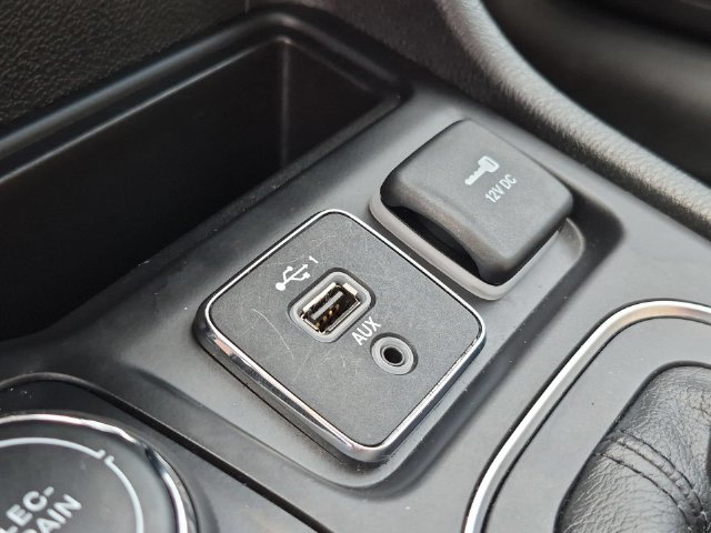 Thumbnail: 2022 Jeep Cherokee - 35