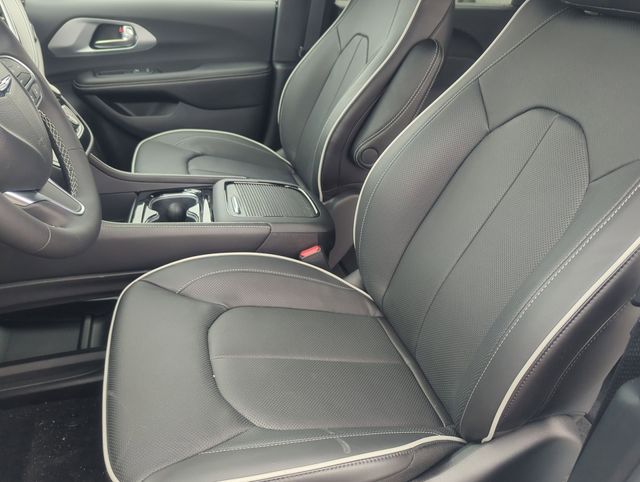 Thumbnail: 2026 Chrysler Pacifica - 10
