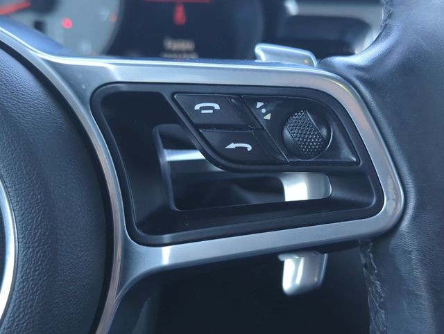 Thumbnail: 2020 Porsche Macan - 32