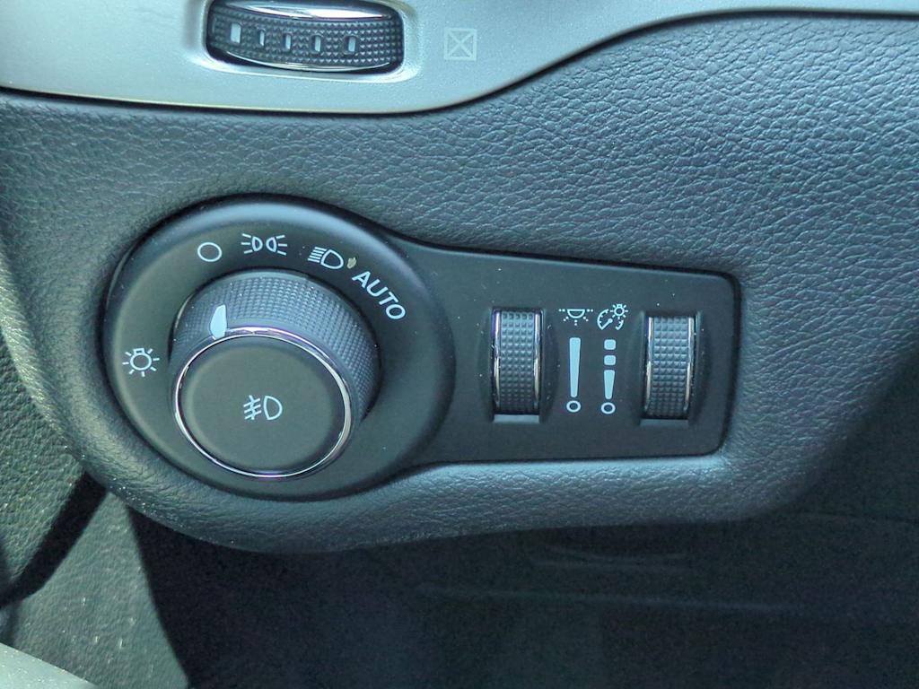 Thumbnail: 2018 Jeep Cherokee - 32