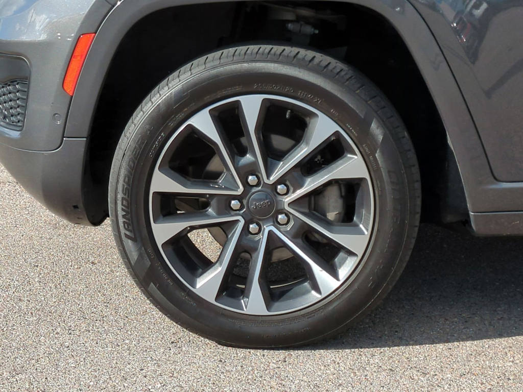 Thumbnail: 2022 Jeep Grand Cherokee - 8