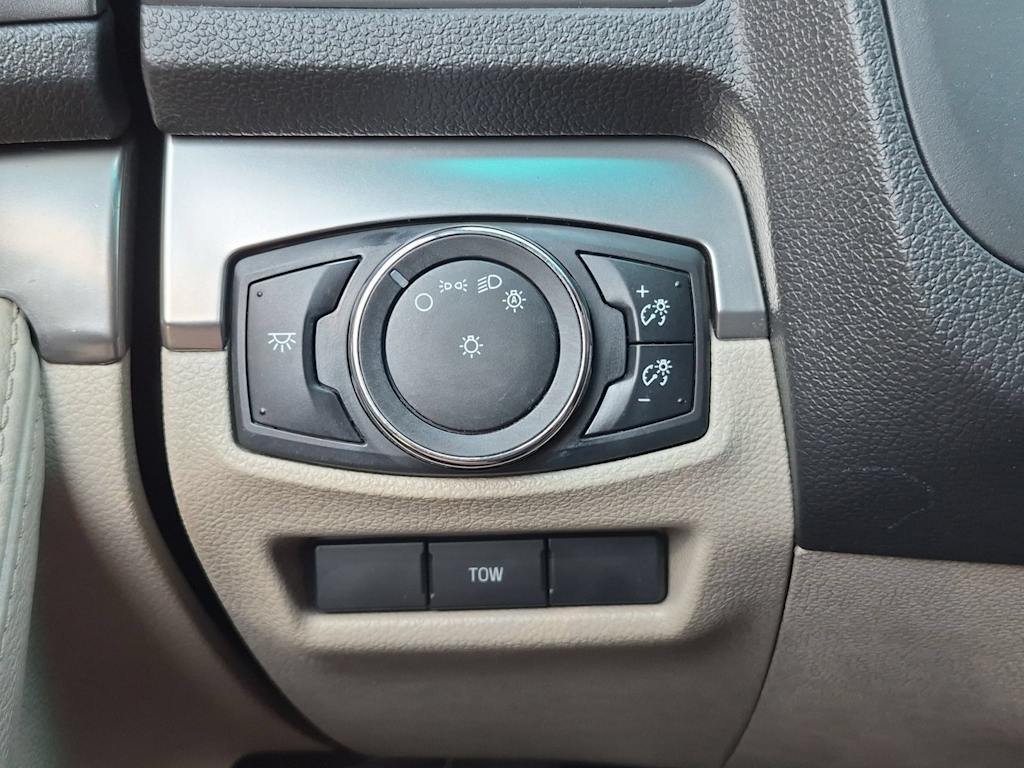 Thumbnail: 2015 Ford Explorer - 31