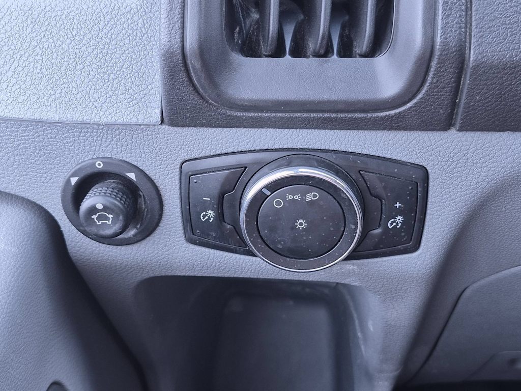 Thumbnail: 2015 Ford Transit Series - 30