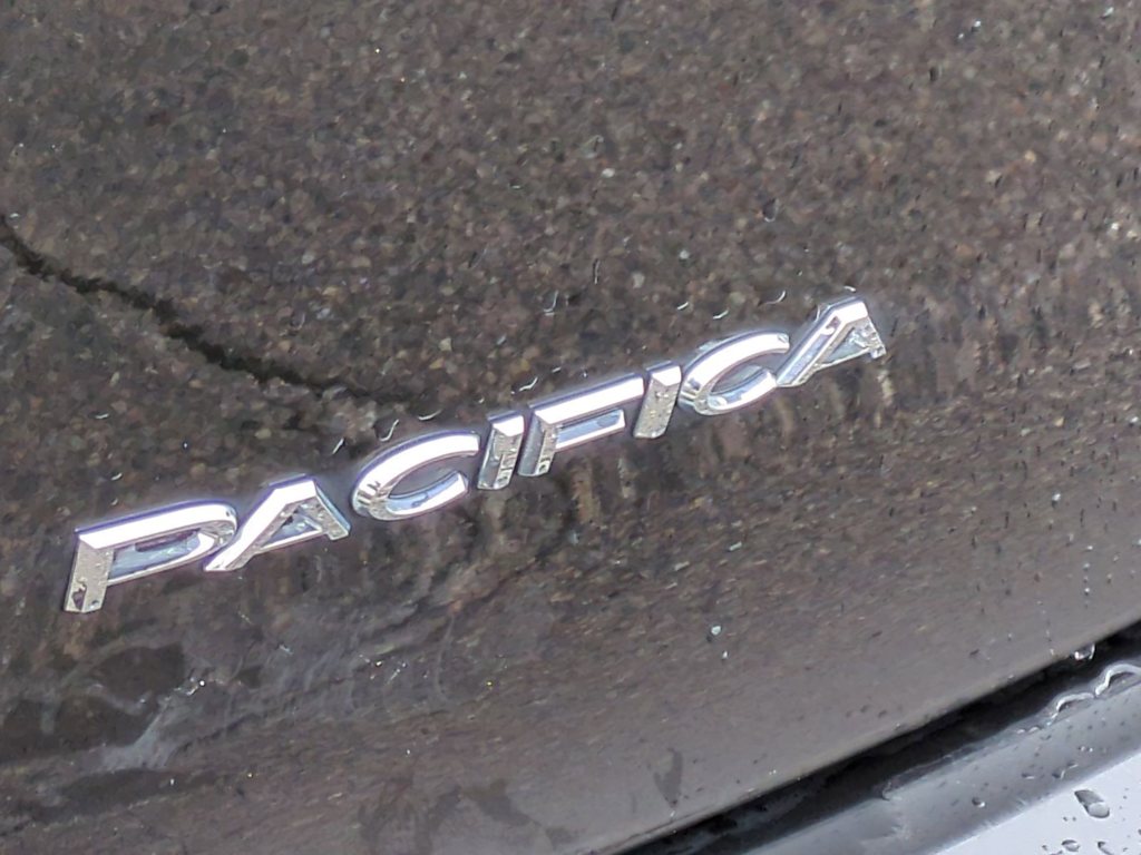 Thumbnail: 2018 Chrysler Pacifica - 4