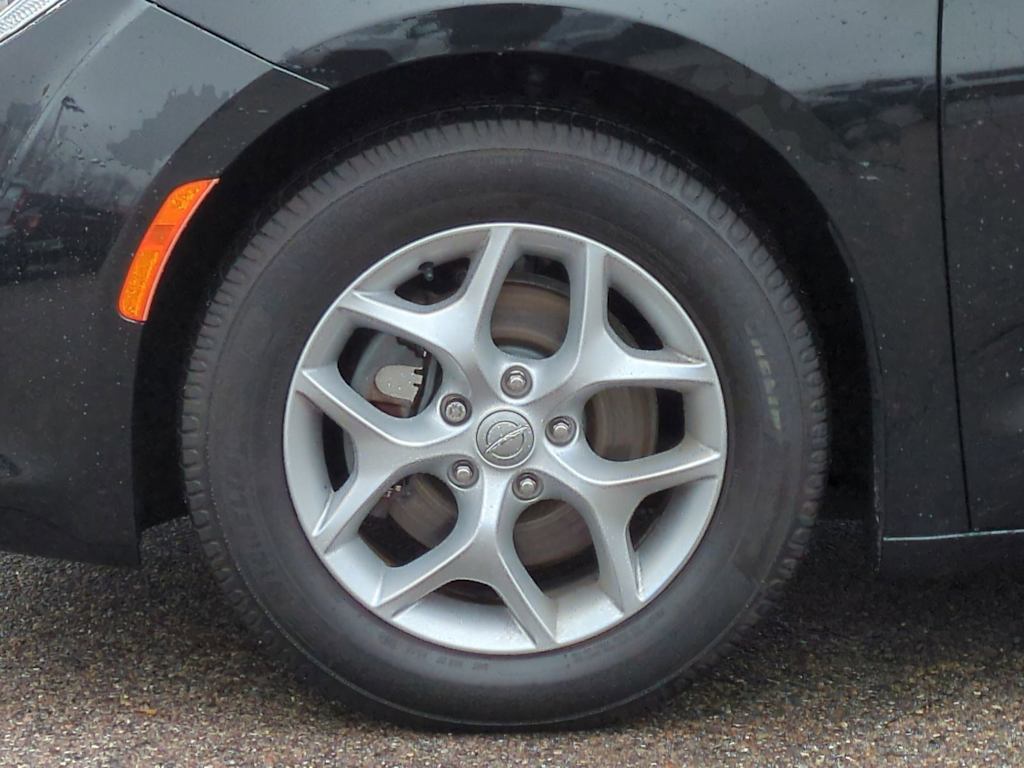 Thumbnail: 2018 Chrysler Pacifica - 5