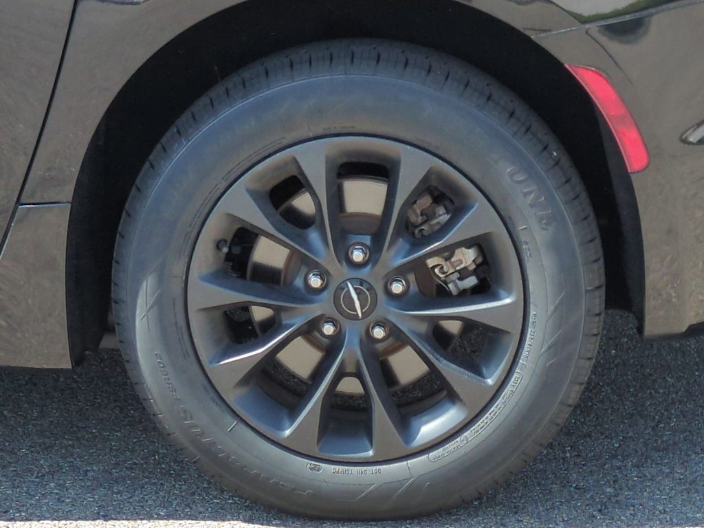 Thumbnail: 2021 Chrysler Pacifica - 8
