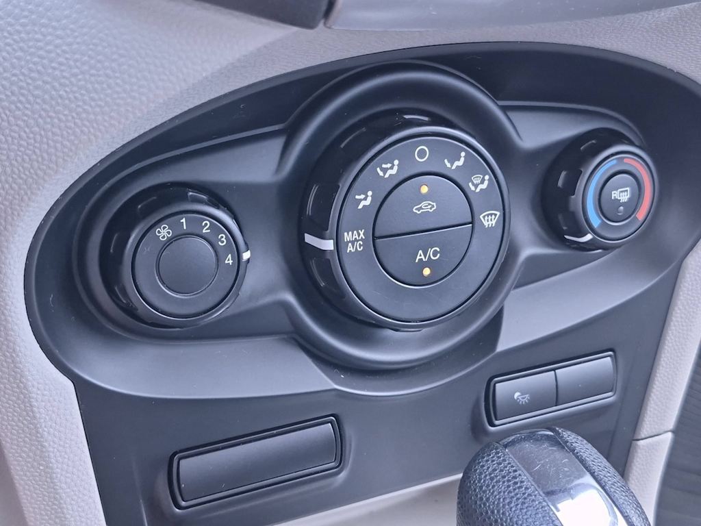 Thumbnail: 2013 Ford Fiesta - 34