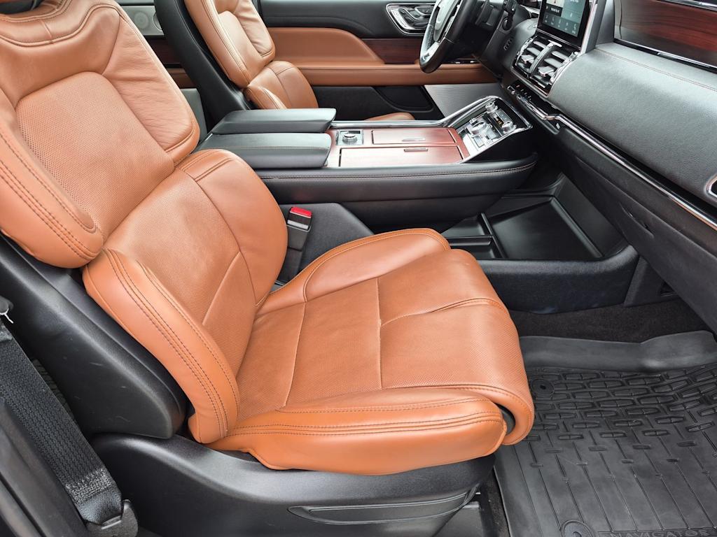 Thumbnail: 2021 Lincoln Navigator - 28