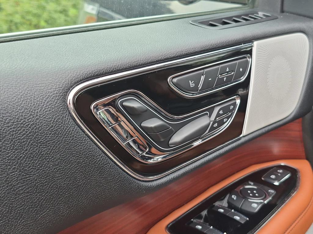 Thumbnail: 2021 Lincoln Navigator - 7