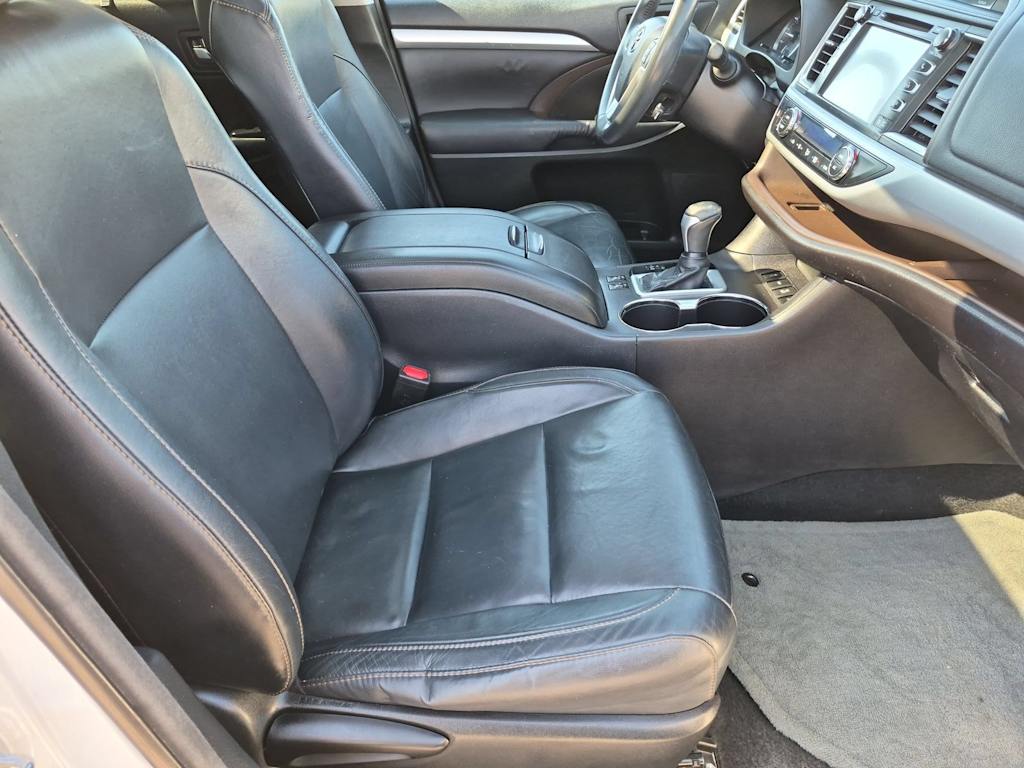 Thumbnail: 2016 Toyota Highlander - 11