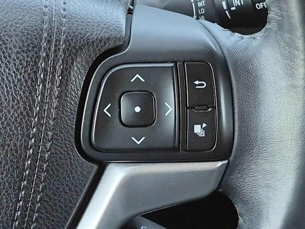 Thumbnail: 2016 Toyota Highlander - 31