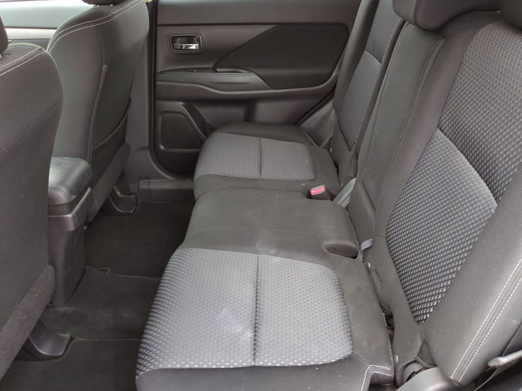 Thumbnail: 2018 Mitsubishi Outlander - 12
