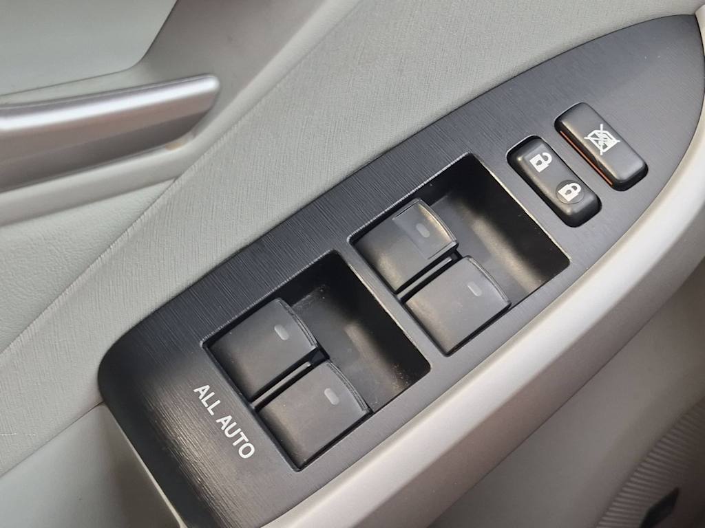 Thumbnail: 2013 Toyota Prius - 32