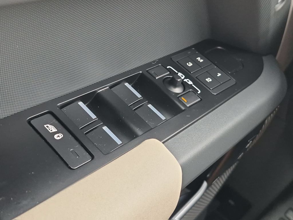 Thumbnail: 2023 Land Rover Defender - 34
