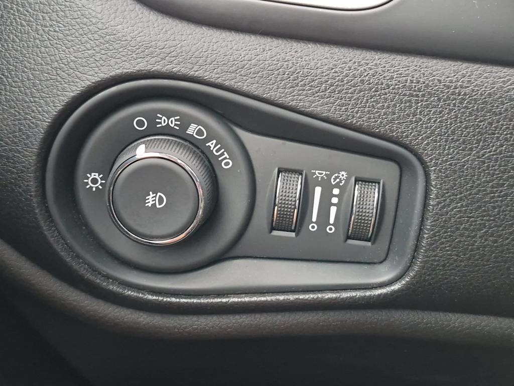 Thumbnail: 2018 Jeep Renegade - 31
