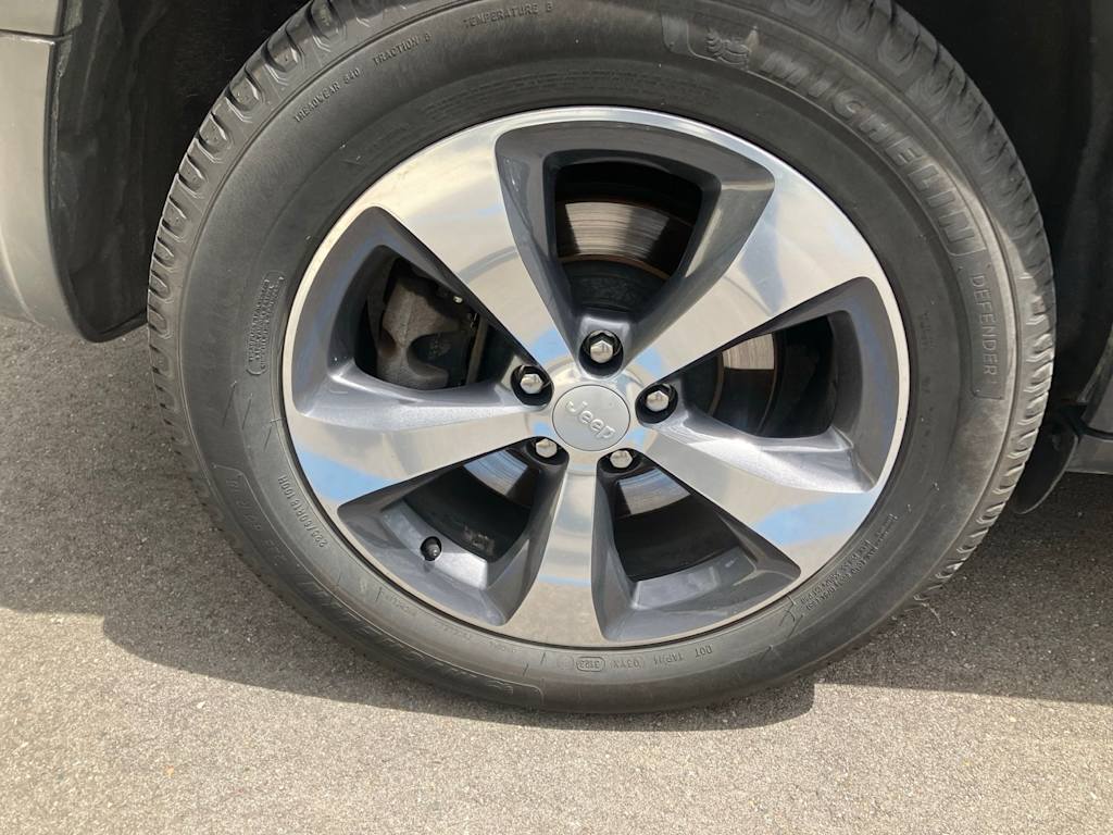 Thumbnail: 2019 Jeep Cherokee - 16