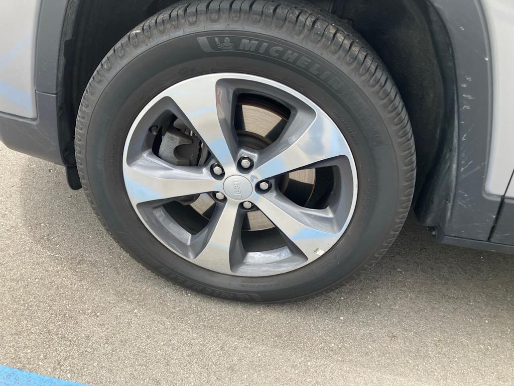 Thumbnail: 2019 Jeep Cherokee - 20