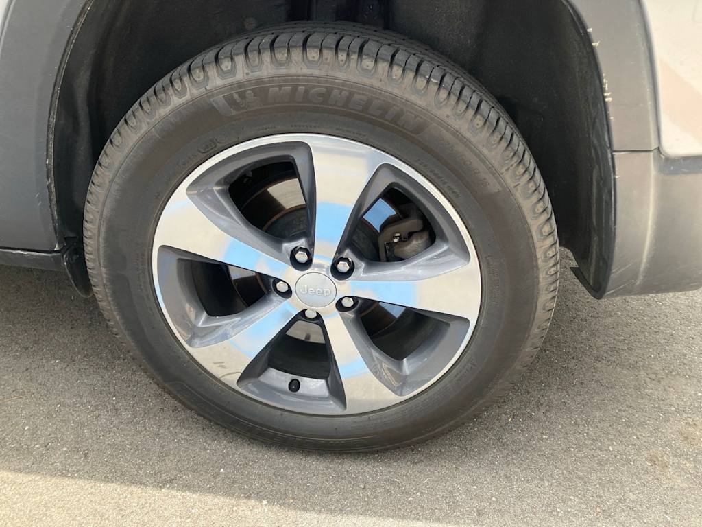 Thumbnail: 2019 Jeep Cherokee - 18