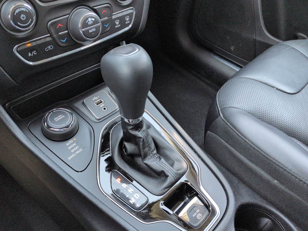 Thumbnail: 2019 Jeep Cherokee - 14