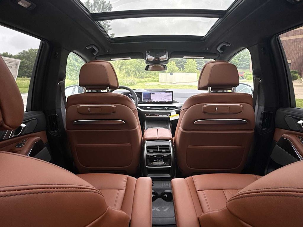 Thumbnail: 2026 BMW X7 - 13