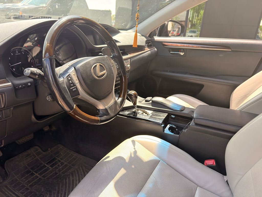 Thumbnail: 2015 Lexus ES - 2